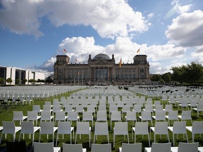 Instalan 13.000 sillas frente al Reichstag por migrantes de Lesbos