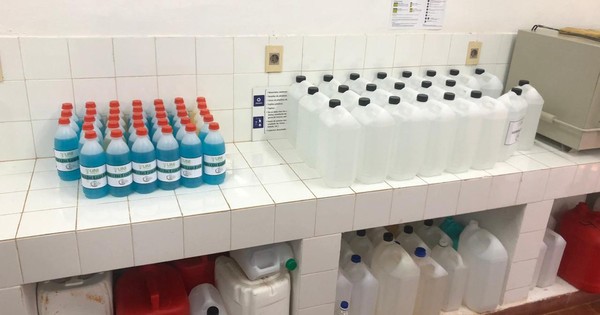 La Nación / Puma Energy dona por segunda vez 1.000 litros de alcohol a una universidad