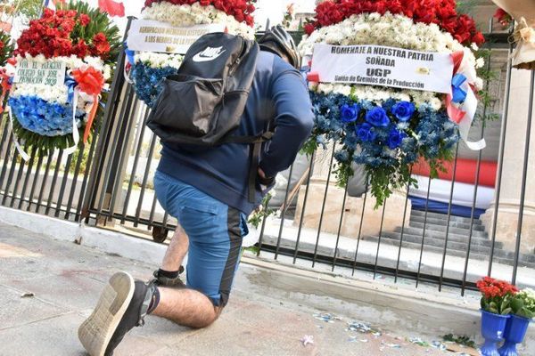 Ciudadanos llenan de coronas de flores al Panteón de los Héroes tras actos vandálicos - Digital Misiones