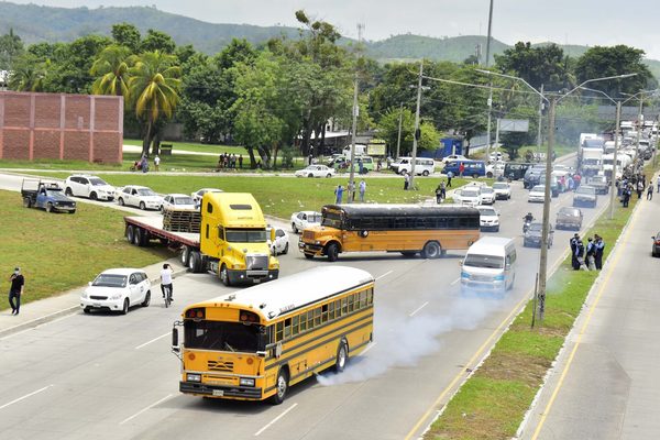 Transportistas hondureños bloquean calles para exigir ayuda estatal y trabajo - MarketData