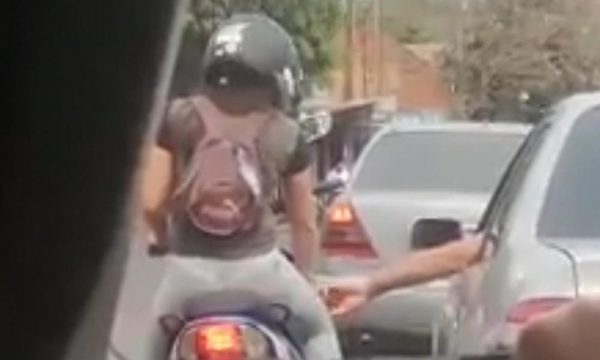 Automovilista acosa a mujer en semáforo