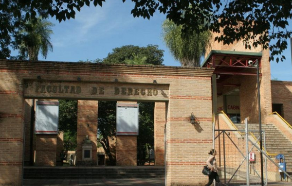 Exigen la renuncia de Raúl Torres Kirmser como decano de la Facultad de Derecho-UNA