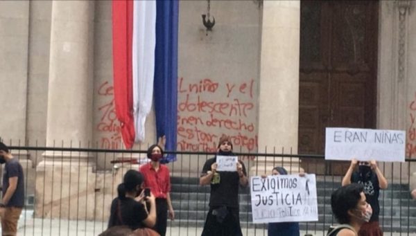 Admiten imputación contra supuestas responsables de daños al Panteón | Noticias Paraguay