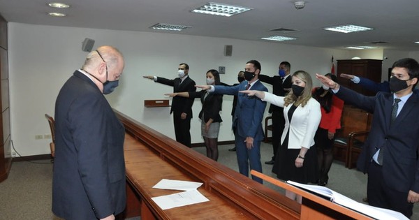 La Nación / Ministro de la Corte tomó juramento a nuevos abogados