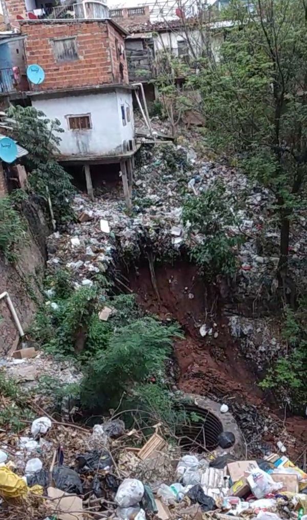 Evacuan algunas vivienda en la Chacarita por riesgo de derrumbe - Nacionales - ABC Color