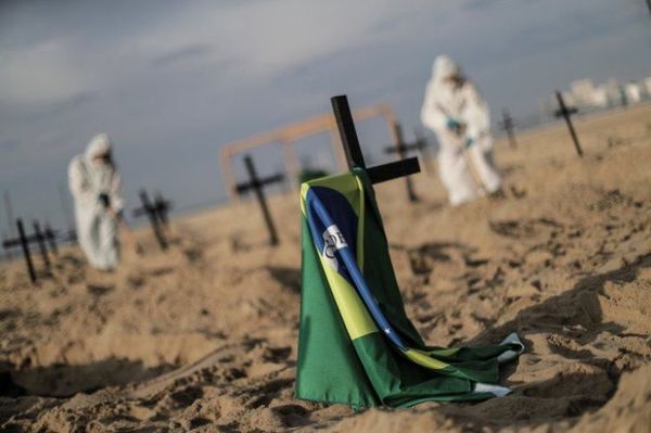 Brasil tiene 310 nuevas muertes por COVID-19, la cifra más baja desde abril