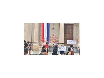 Juez admite imputación por  el vandalismo en el Panteón