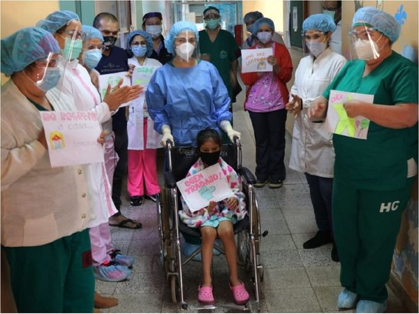Conmovedor gesto de médicos: Se colocan trajes frente a niños