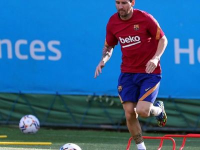 Lionel Messi volvió a su casa golpeando el balón
