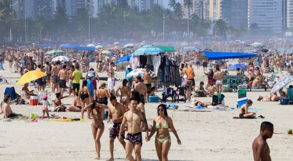 Brasil registra 447 muertes por COVID-19 en una jornada de playas abarrotadas