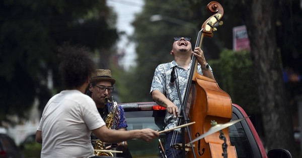 La Nación / Jazzistas mexicanos ofrecen conciertos rodantes forzados por la pandemia