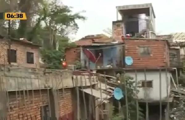 Deslizamiento de tierra pone en peligro a varias casas - C9N