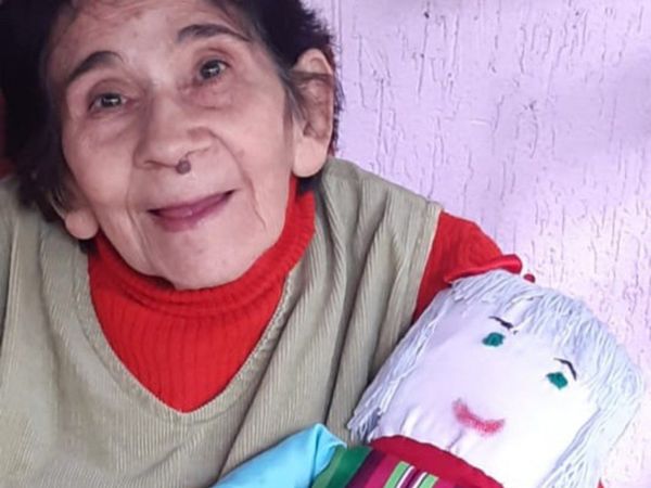 Abuela sordomuda encanta cosiendo muñecas de trapo