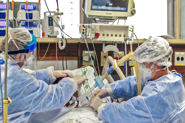 Salud emite alerta por aumento de casos de Covid-19 en personal de salud