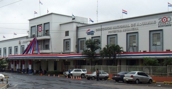 Aduanas acusa millonario robo con sospechosa actuación de policías y guardias - ADN Paraguayo