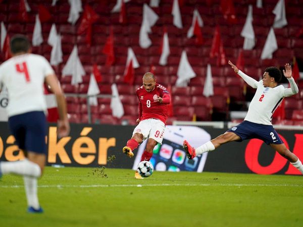 Inglaterra salva un empate en un gris partido en Copenhague