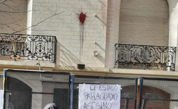 HOY / Arrojan piedras a embajada paraguaya en protesta por muertes en Yby Yaú