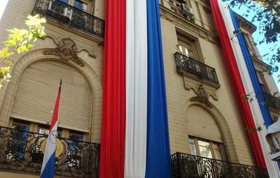 Manifestantes causan destrozos en la embajada paraguaya en Buenos Aires