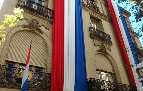 Manifestantes causan destrozos en la embajada paraguaya en Buenos Aires