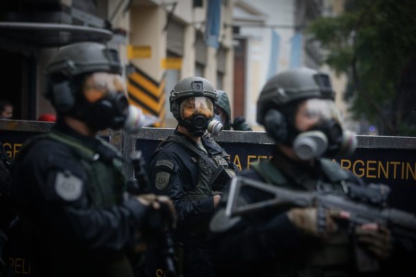 La Policía de la principal provincia de Argentina realiza una protesta salarial - MarketData