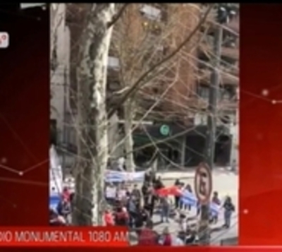 Niñas abatidas: Protestas frente a la embajada paraguaya en Argentina - Paraguay.com