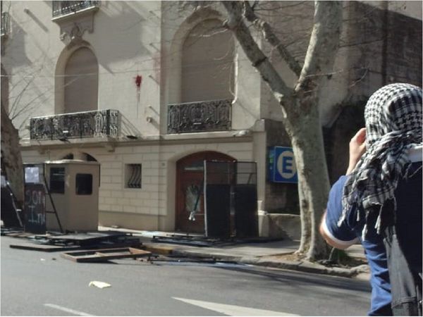 Daños en Embajada paraguaya en manifestación por niñas muertas