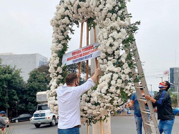 Depositan corona de flores en CDE por obras que no se hicieron