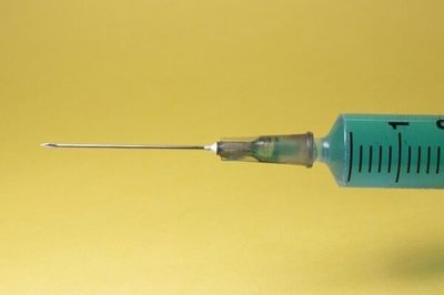 Reacción adversa obliga a pausar prueba de vacuna contra el coronavirus
