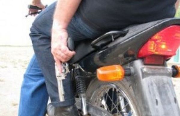 Motochorros armados despojaron a una mujer de su motocicleta frente a su vivienda en Pedro Juan Caballero