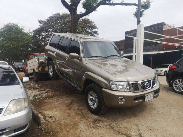 Playas de autos son sancionadas por usar veredas para exhibir vehículos