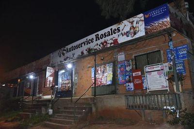 Asaltantes se llevan hasta la caja registradora de un comercio en Luque - Nacionales - ABC Color