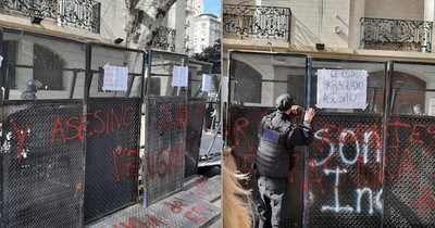 La Nación / Vándalos atacaron embajada paraguaya en Buenos Aires