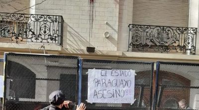 Arrojan piedras a embajada paraguaya en protesta por muertes en Yby Yaú