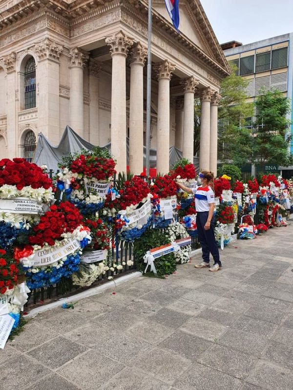 Atletas de la élite deportiva paraguaya entregaron ofrenda floral en el Panteón