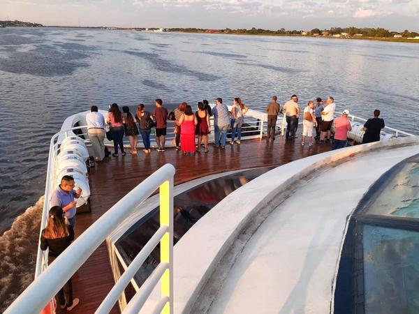 Más de 200 personas presenciaron el amanecer durante primer paseo en Ferry hasta el Chaco por Gs. 15.000
