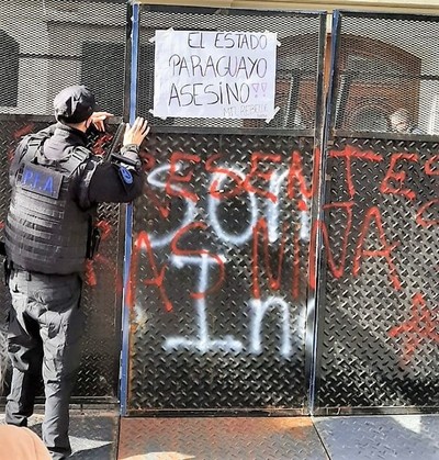 Muerte de niñas a manos del EPP genera protesta violenta contra embajada en Argentina - La Mira Digital