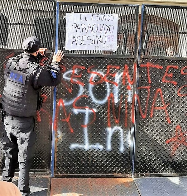 Muerte de niñas a manos del EPP genera protesta violenta contra embajada en Argentina - La Mira Digital