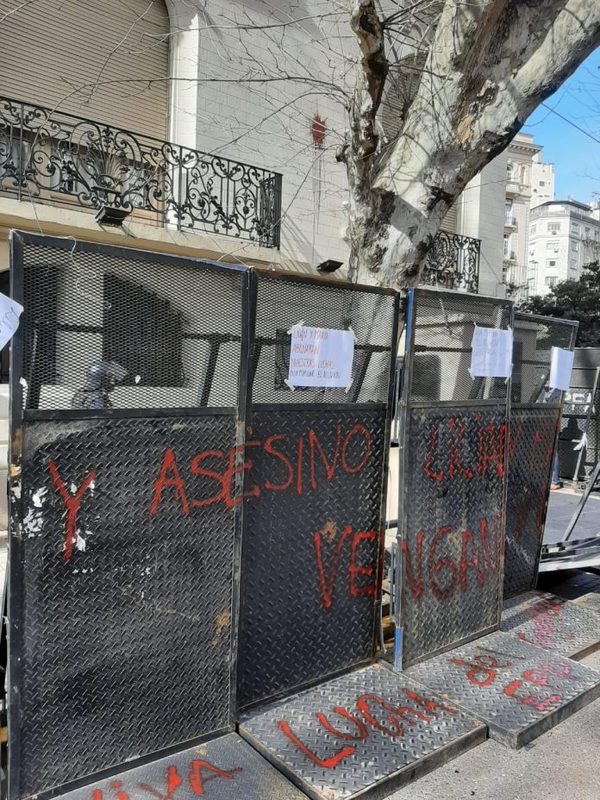 En vez de dar explicaciones, Paraguay se victimiza por protestas ante embajada en Argentina - La Mira Digital