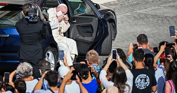 La Nación / El papa Francisco visto por primera vez con mascarilla