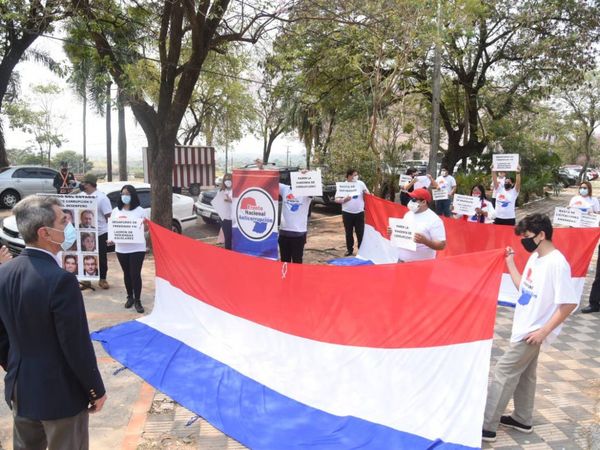 Ciudadanos se manifiestan contra la corrupción frente al Congreso