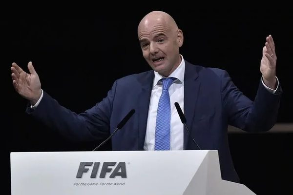 Infantino señala la reapertura de estadios como objetivo - Fútbol - ABC Color