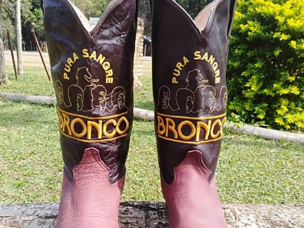 Ofrece "camba" de botas de Bronco y causa furor en redes