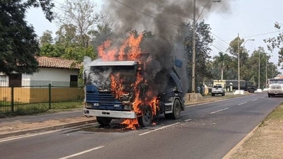 HOY / Un camión se incendió sobre la Avenida Semidei