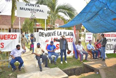 Ediles se encadenan frente a la Comuna de Independencia para exigir imputación de intendente - Nacionales - ABC Color
