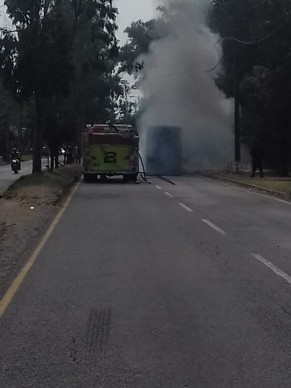 Arde un camión de basura en la avenida Semidei - Nacionales - ABC Color