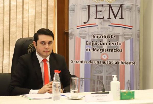 Tras denuncias, MEC avala título de abogado del diputado Hernán Rivas