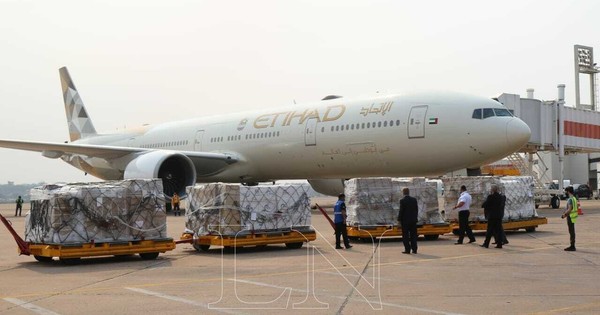 La Nación / Llegó vuelo de Etihad Airways cargado de insumos médicos