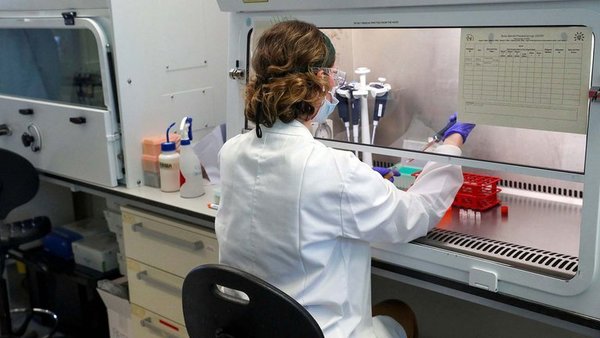 Cómo es la Mielitis transversa, enfermedad que frenó pruebas de vacuna de Oxford contra COVID-19 - ADN Paraguayo