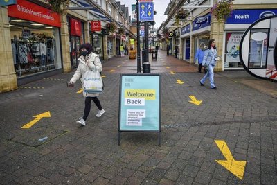 Por rebrote de COVID, Inglaterra prohíbe reuniones de más de 6 personas