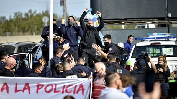 Argentina: policías protestan por bajos salarios